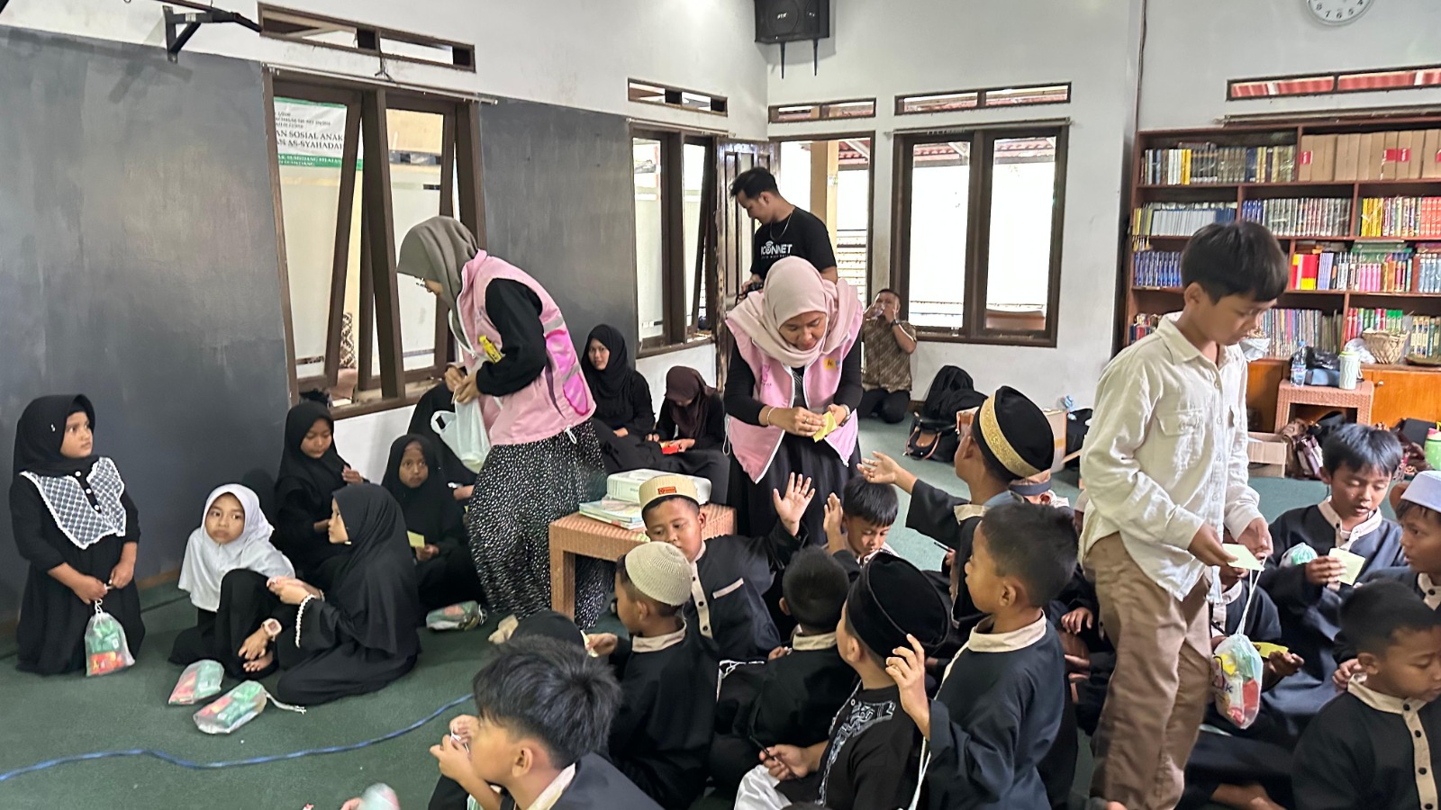 Srikandi PLN Icon Plus SBU Regional Jawa Barat Rayakan Hari Anak Nasional Bersama Anak-Anak Yayasan Al-Qolam