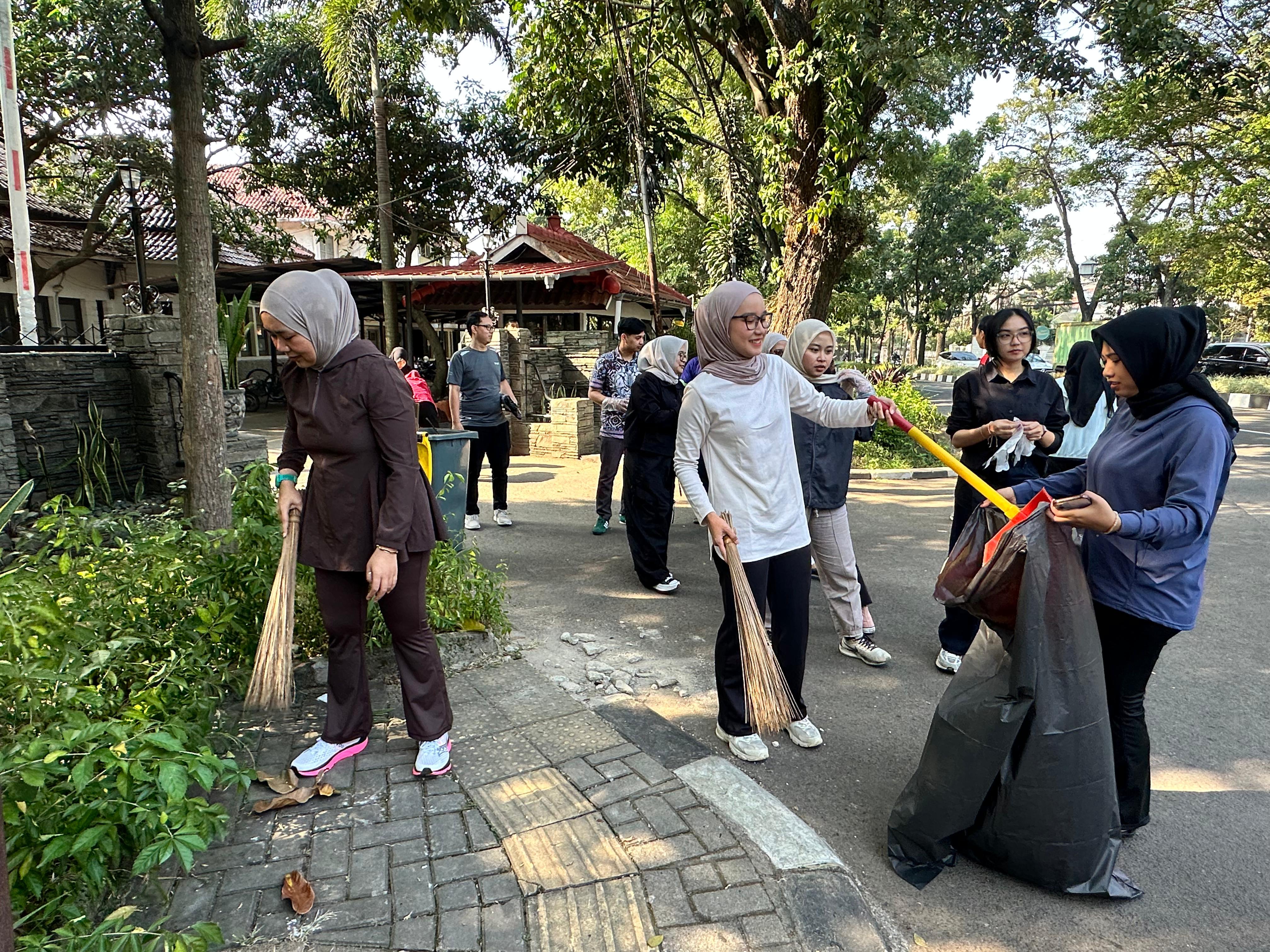 Jumat Bersih Perkuat Budaya Kerja Sehat dan Kolaboratif di PLN Icon Plus Jawa Barat