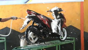 7 Tips Mencuci Motor setelah Terkena Hujan, Langkah Penting Agar Kondisi ‘Kuda Besi’ Terjaga