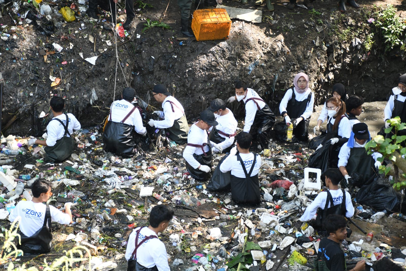 Telkom Gandeng Pandawara Dalam Aksi River Clean Up di Sungai Cioray Bandung