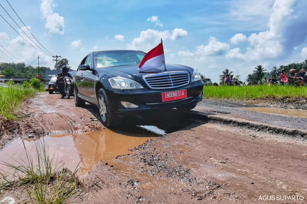 Lalui Jalanan Rusak di Lampung, Jokowi: Masukin Aja ke Jeglongan Sewunya!
