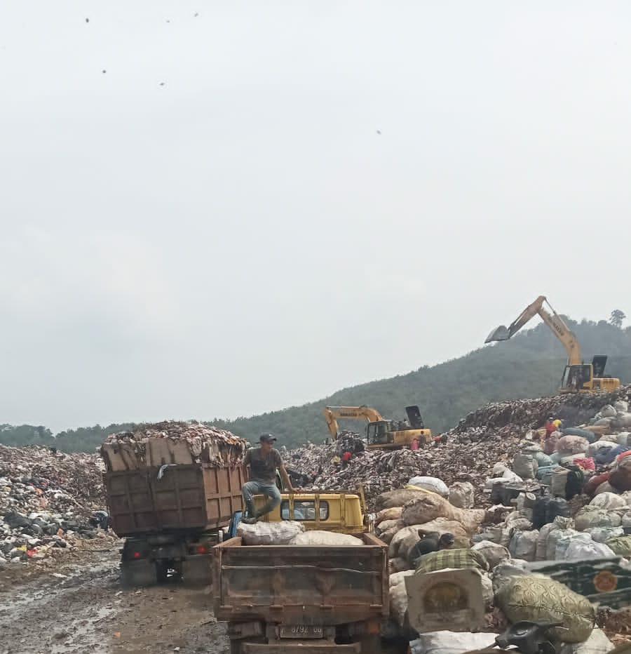 Kisah Sopir Pengangkut Sampah di TPA Sarimukti
