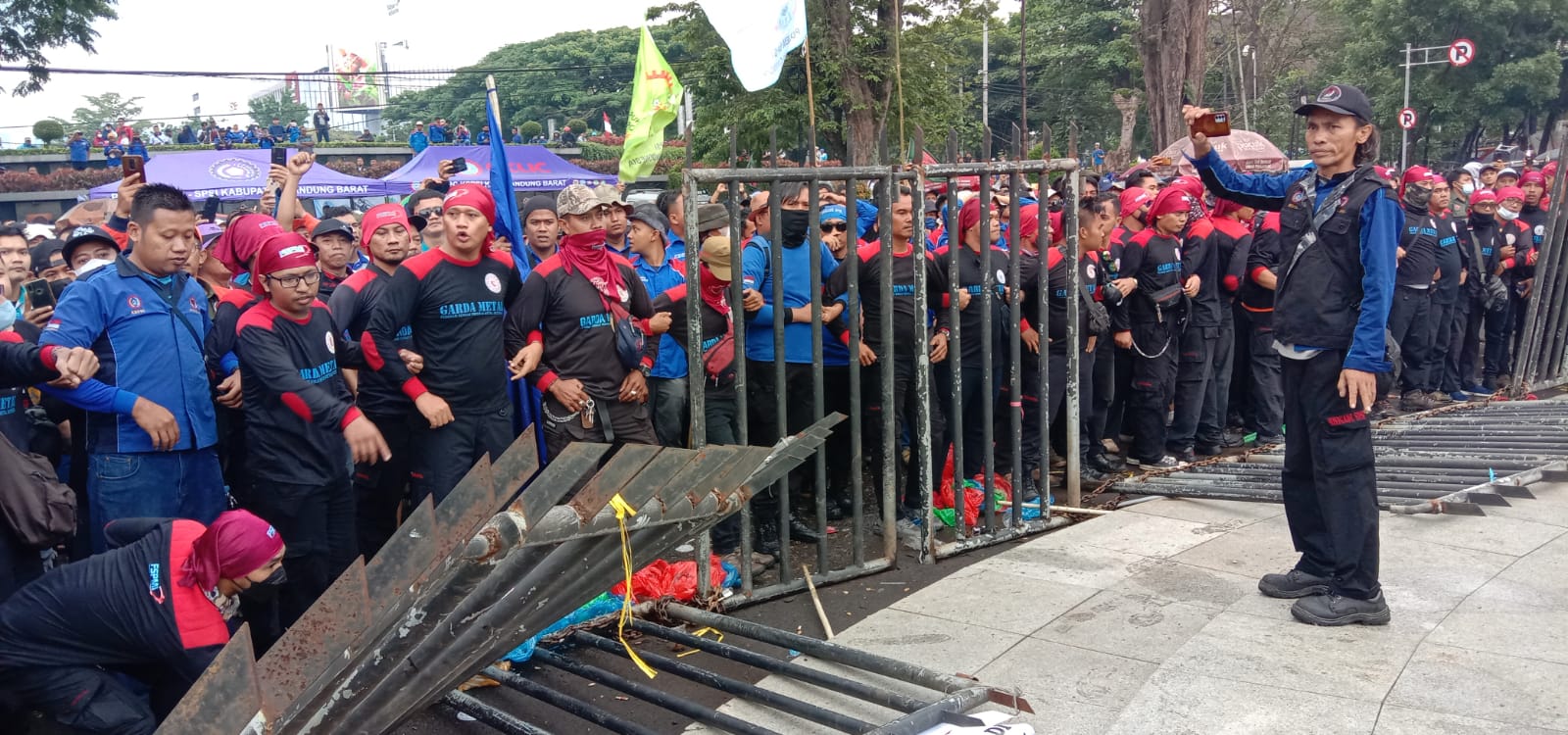 Aksi Demonstrasi Ricuh, Massa Buruh Robohkan Pagar Gedung Sate