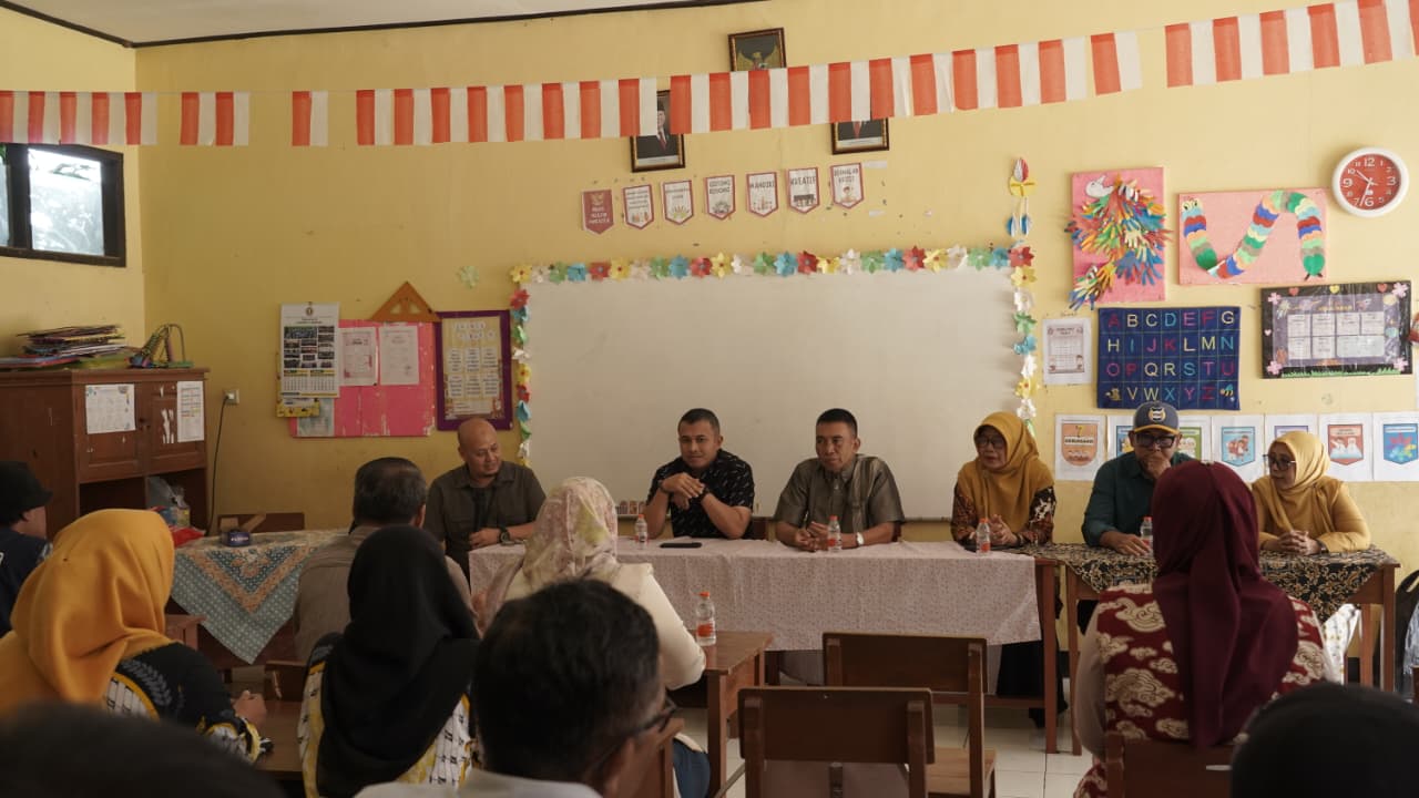BRI Serahkan Simbolis Beasiswa Pelajar & Kick Off Renovasi Sekolah di Sukabumi