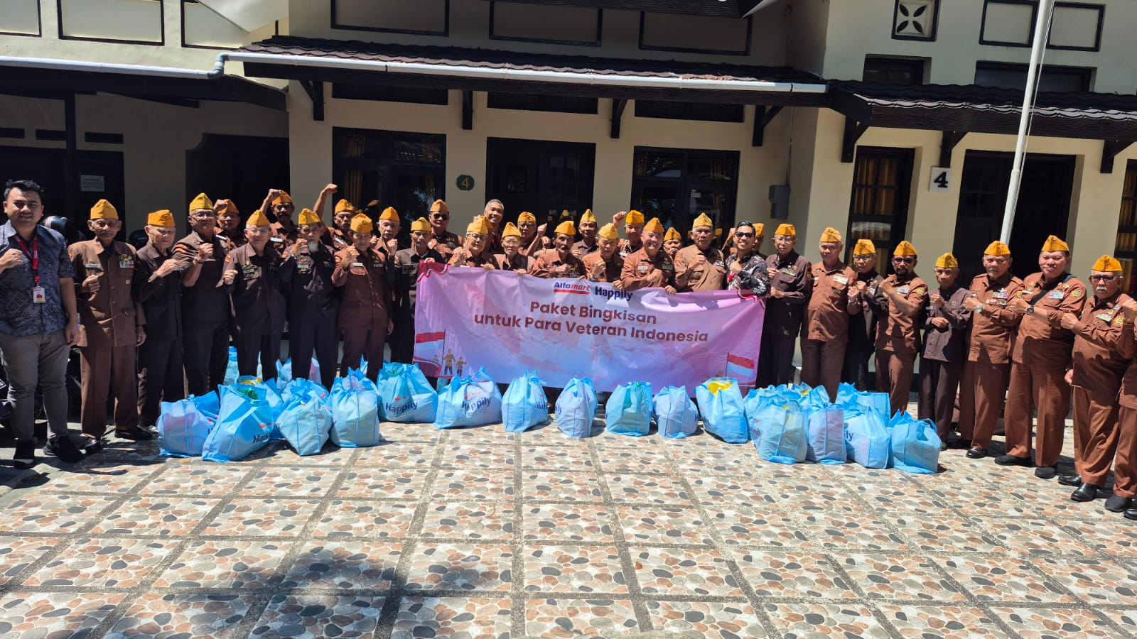 Alfamart dan Happily Salurkan Bantuan bagi Veteran Pejuang Kemerdekaan