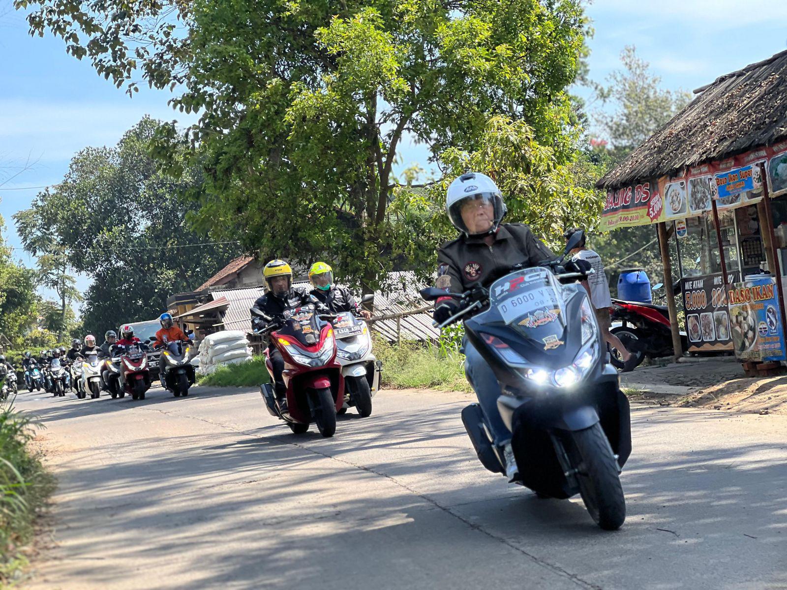 Aman dan Nyaman Touring, Ini 7 Perlengkapan Wajib Pengendara Motor