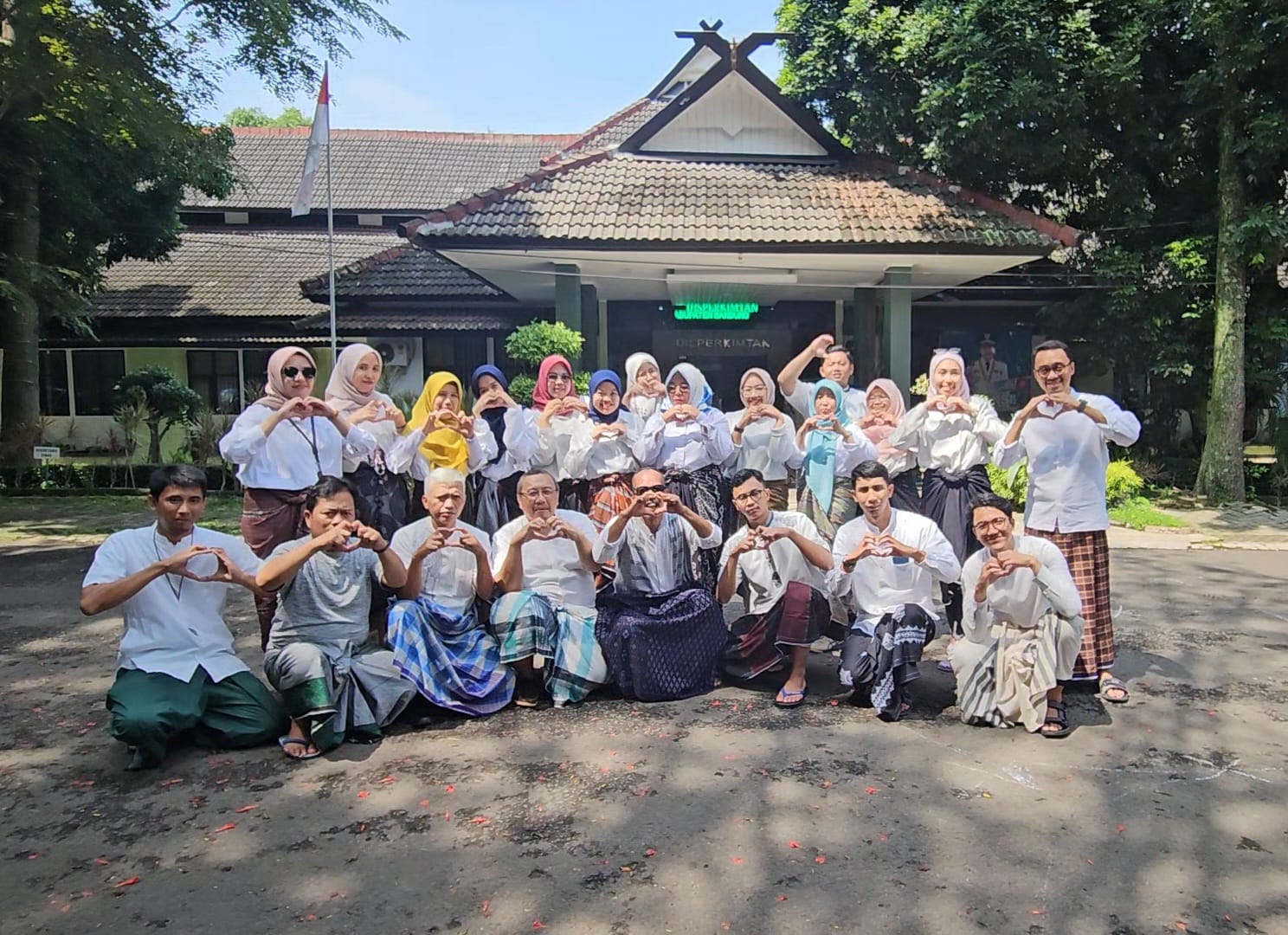 Pecah! Rekor MURI Pemakaian Sarung Tenun Terbanyak, Disperkimtan Kabupaten Bandung Dukung Gerakan Nasional BBI