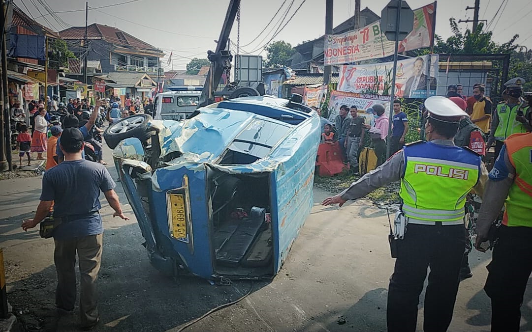 Ditabrak Commuter Line, Angkot di Bogor Ringsek diperlintasan Kebon Pedes