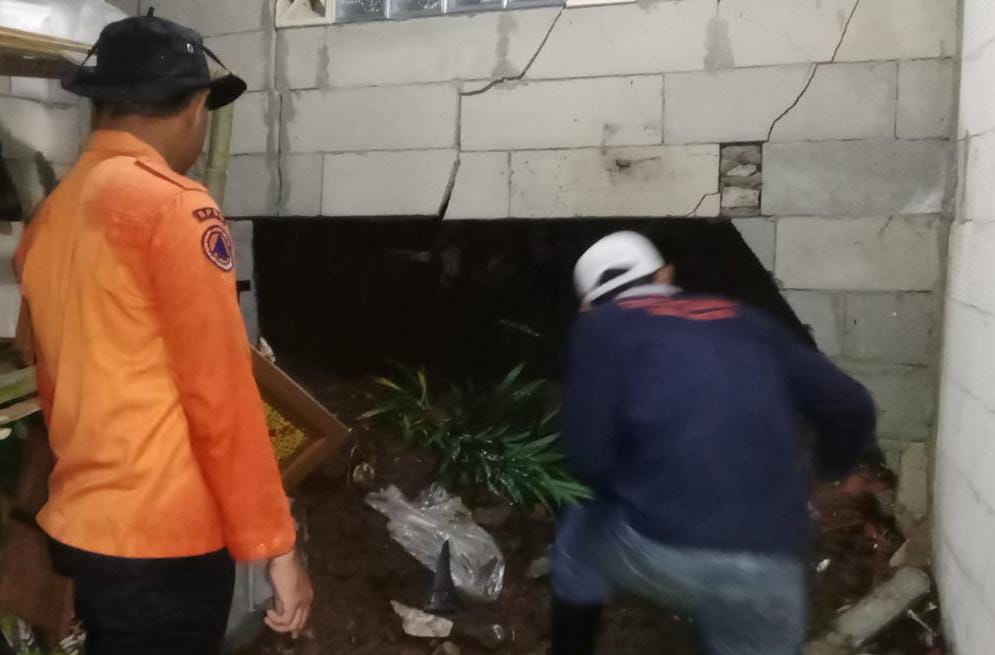 Angin Kencang dan Tanah Longsor Terjang Dramaga Bogor, Beberapa Rumah Ambruk   