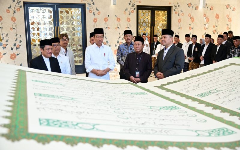 Presiden Jokowi Terima Mushaf Al-Quran Raksasa yang Ditulis Oleh Tim Ahli Universitas Sains Al-Quran