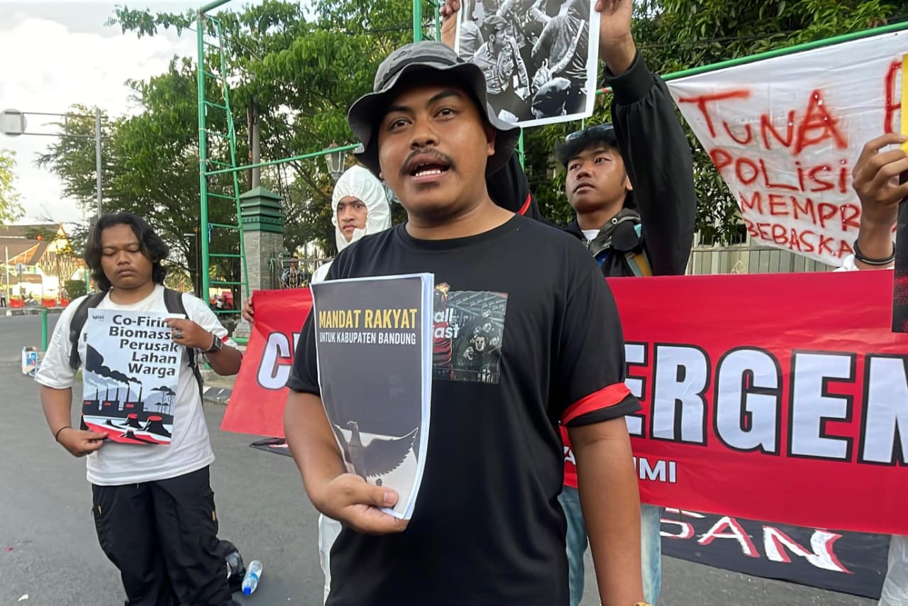 Diwarnai Bakar Ban, GEMA Gelar Aksi Damai dan Sampaikan 15 Tuntutan di Depan Kantor Pemkab Bandung