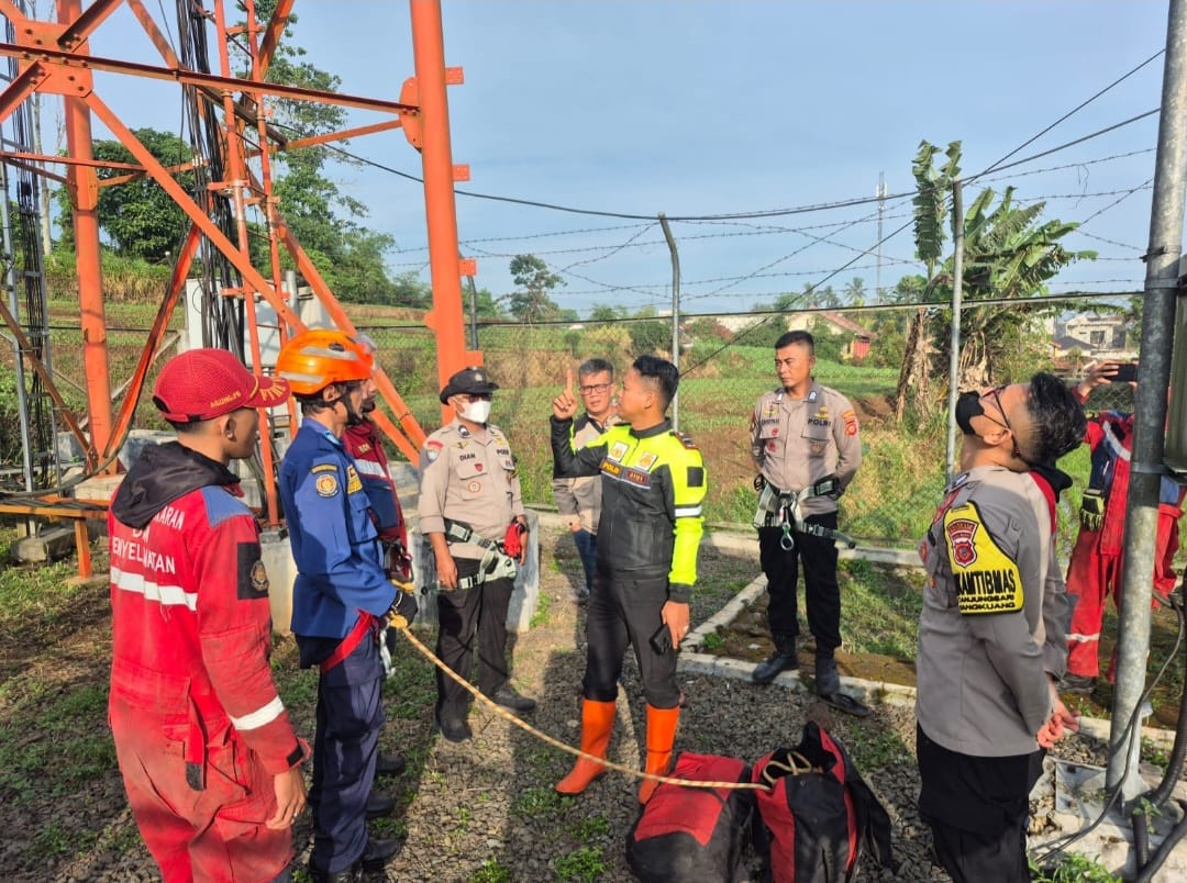Aksi Heroik, Polisi dan Damkar Kabupaten Bandung Selamatkan Remaja Hendak Lompat dari Tower