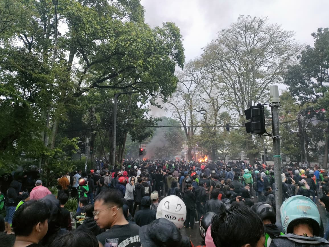Pasca Insiden Rantis Brimob Lindas Ojol di Jakarta, Ribuan Massa Gelar Aksi Solidaitas di DPRD Jabar