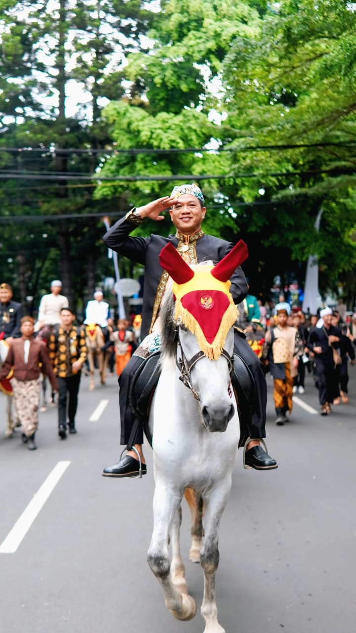 Hari Jadi ke-80 Provinsi Jawa Barat, Bupati Bandung Tampil dengan Busana Adat Tatar Ukur