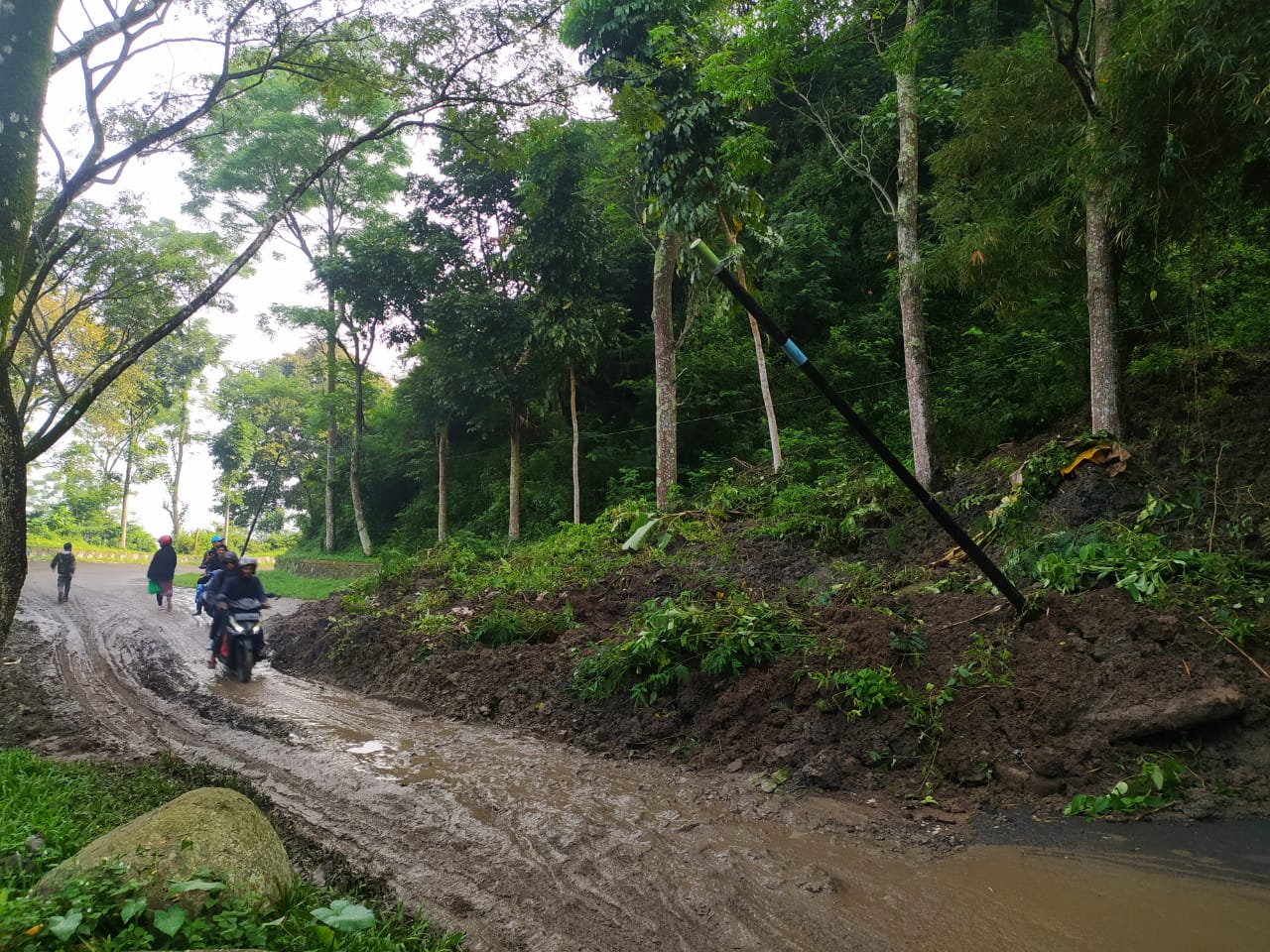 Jalan Penghubung Cipatat - Saguling Masih Tertutup Material Longsor