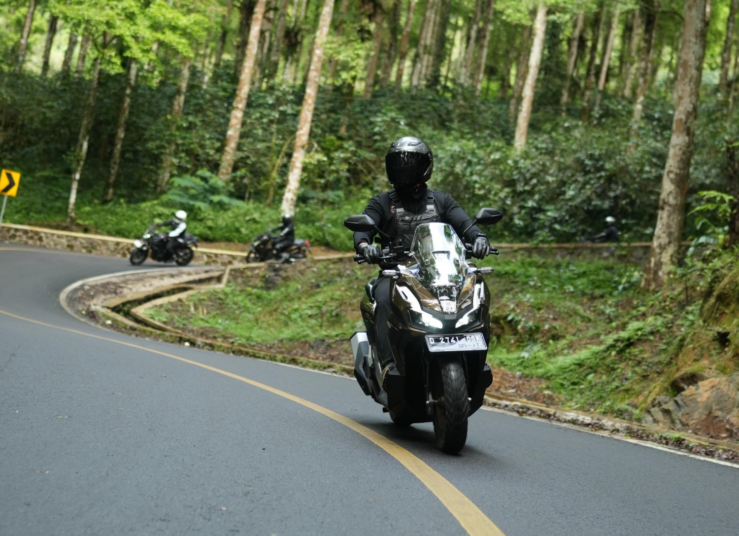 Hindari Menarik Gas Saat Menahan Motor di Tanjakan