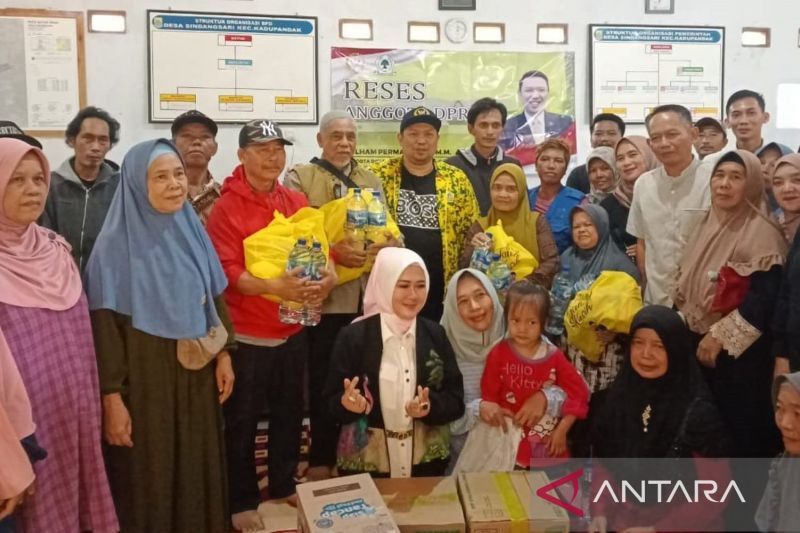 Anggota Komisi VII DPR RI Berikan Bantuan Langsung untuk Korban Bencana Kadupandak