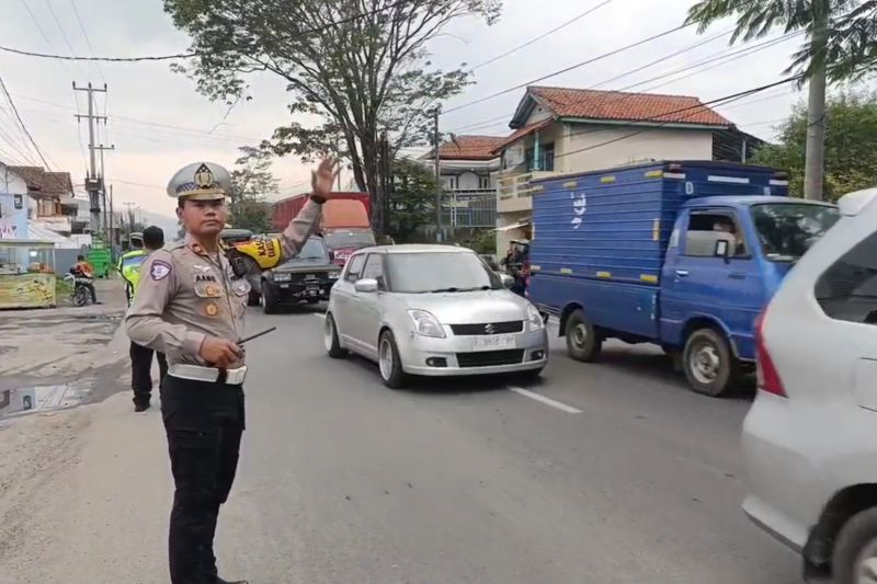 Polres Garut Terapkan Sistem Satu Arah untuk Atasi Kepadatan Jalur Bandung-Garut