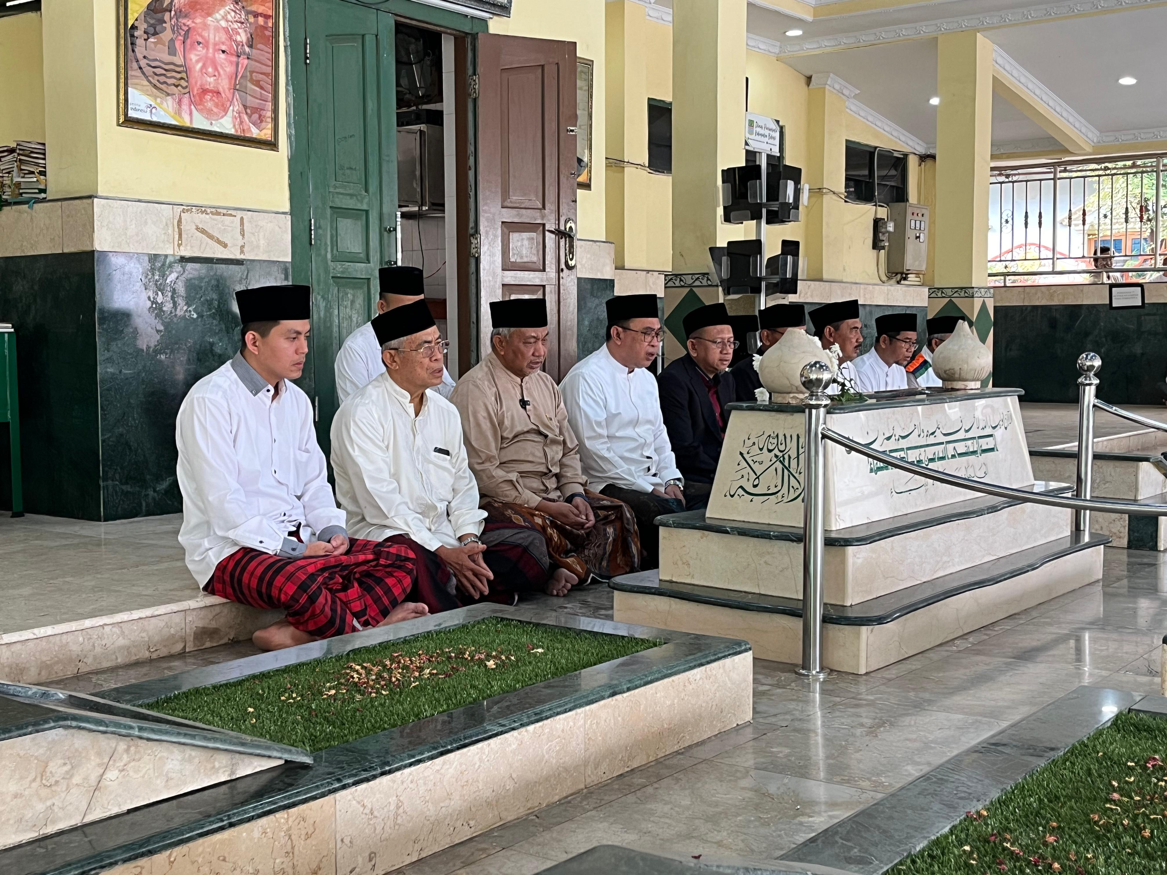 Ziarah ke Makam KH Noer Ali, Ahmad Syaikhu: Selamat Hari Pahlawan, Semangat Hari Pahlawan!