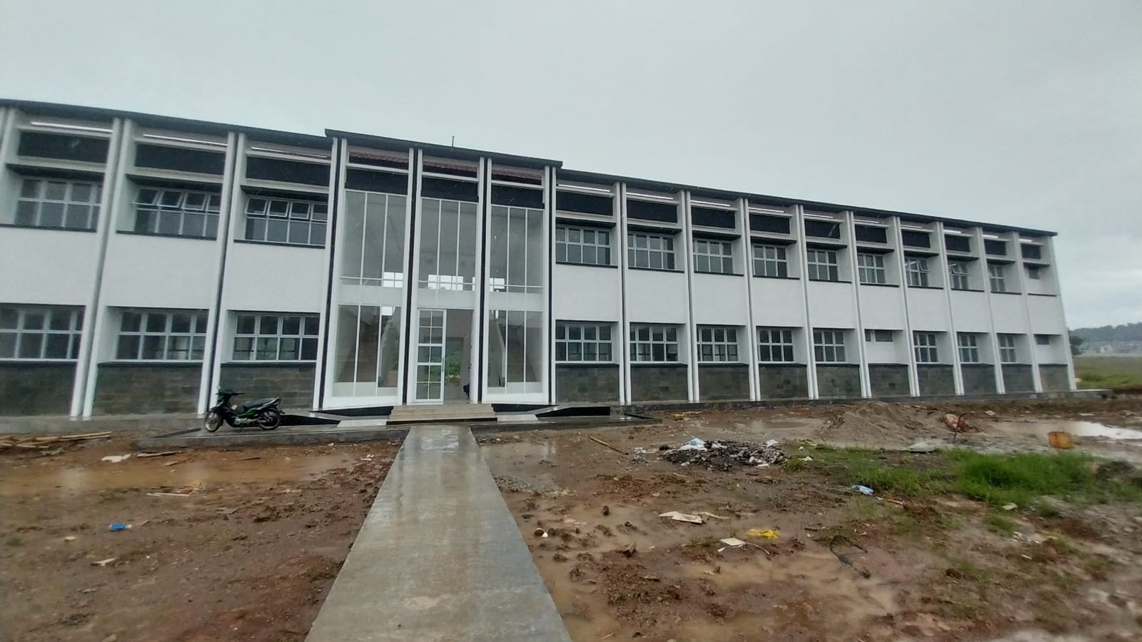 Meja dan Kursi di SMAN 3 Jonggol Kabupaten Bogor Mulai Ditata