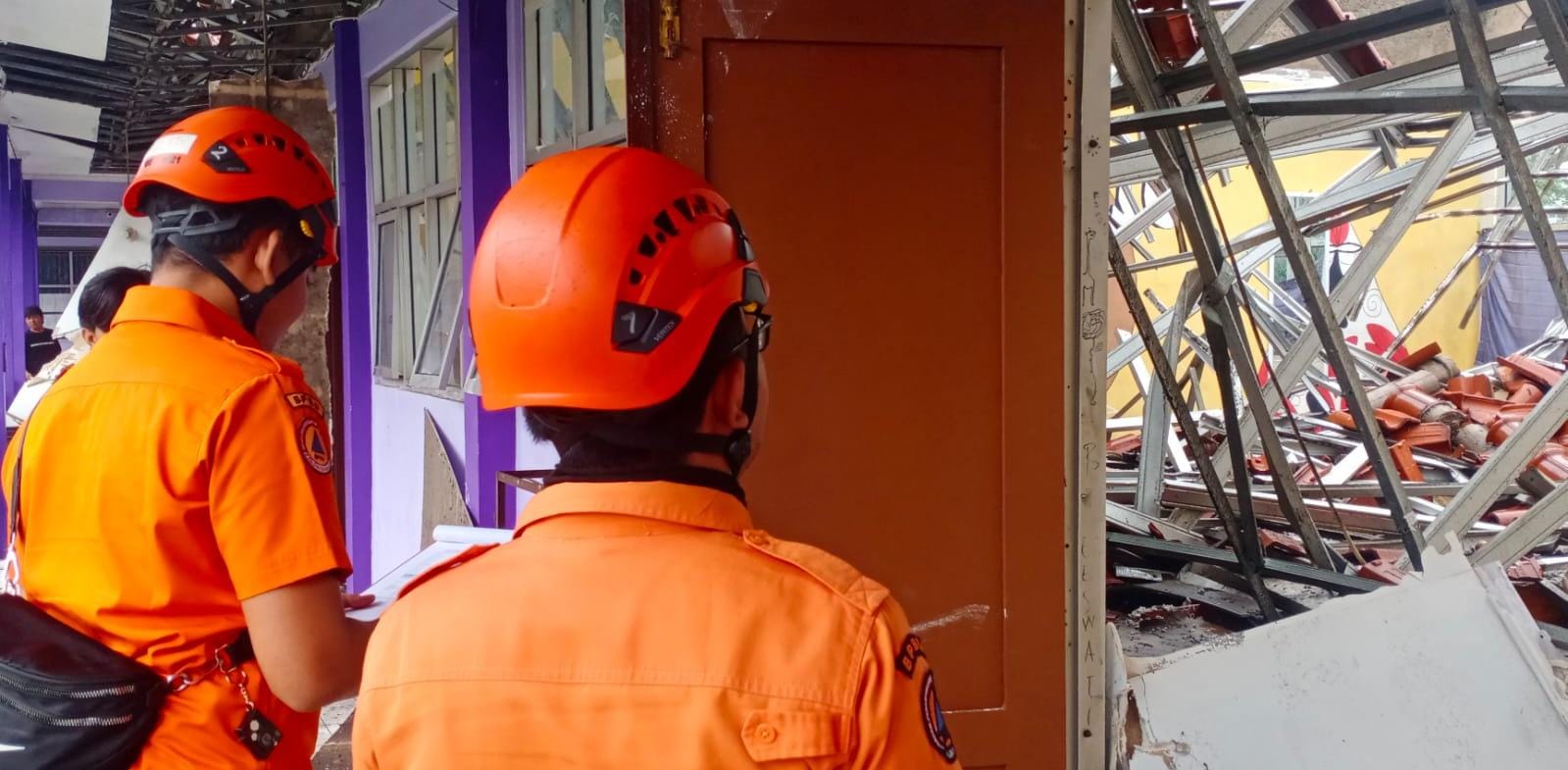 3 Ruang Kelas dan 2 Toilet di SMAN 2 Gunung Putri Roboh