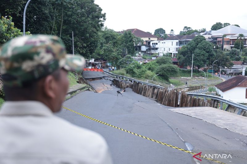 Pemkot Bogor: Longsor di Jalan Batutulis, Arus Lalu Lintas Dialihkan