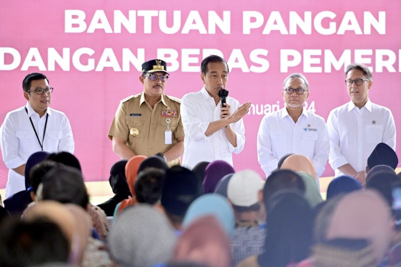 Presiden dan Ibu Negara Distribusikan Cadangan Beras Pemerintah di Salatiga