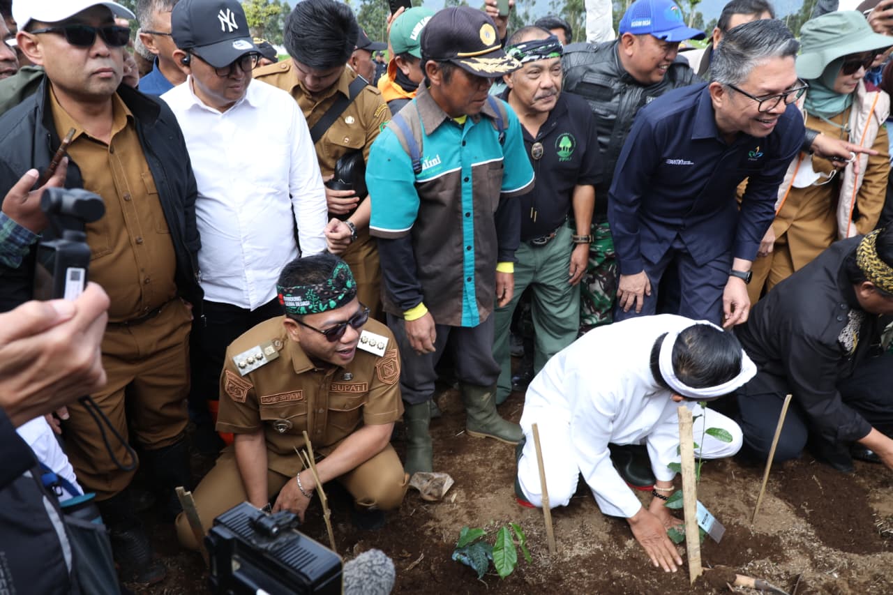 Bupati Kang DS Sebut 5,2 Juta Bibit Biji-bijian Buah-buahan dan Pohon Tegakan Siap Ditebar 