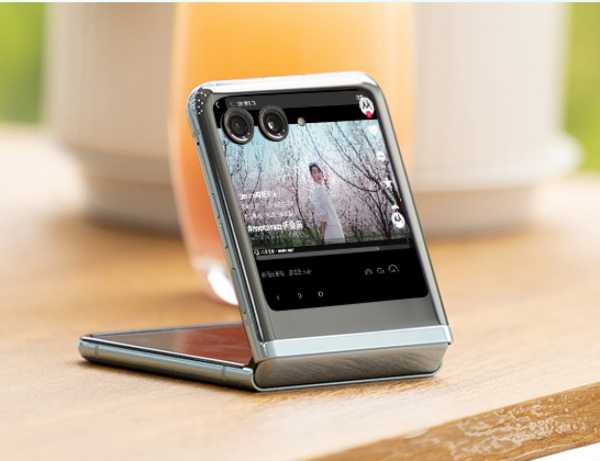 Motorola Razr 40 Ultra Hadir dengan Desain Cantik Elegant, Bakal Jadi Pesaing Samsung Galaxy Z Flip4?