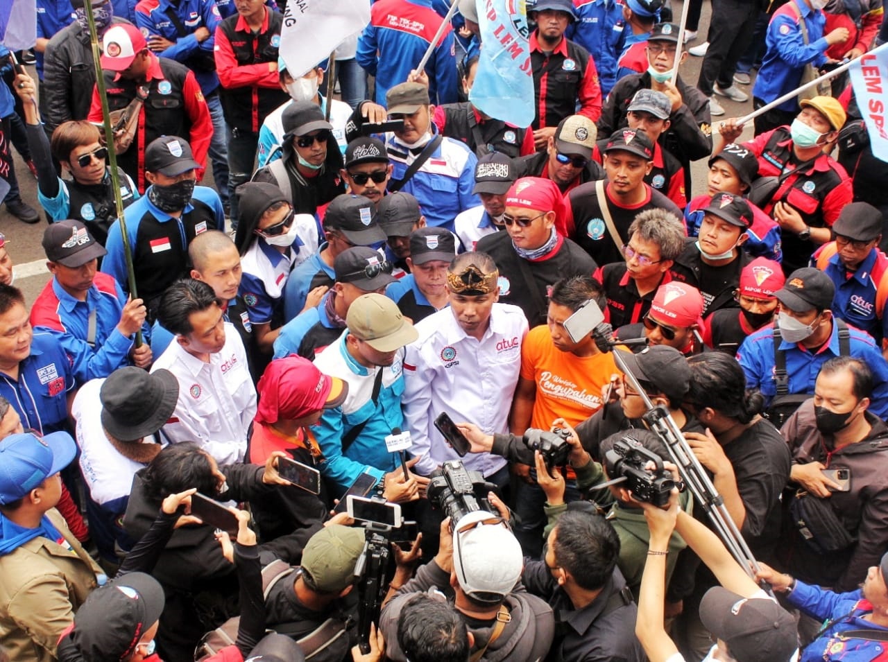 Tuntutan Demo Ribuan Buruh Jabar, Dari BBM hingga Naikkan UMK 2023