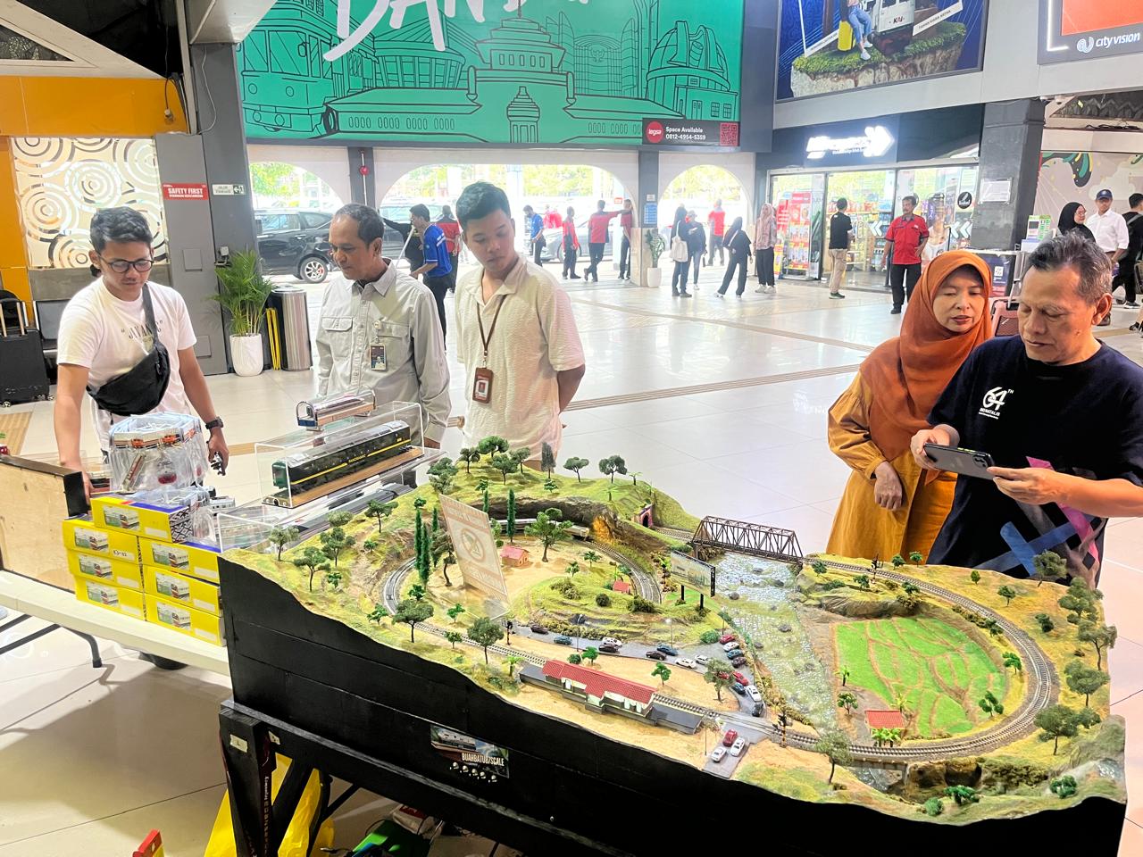 Manjakan Pelanggan KAI Daop 2 Hadirkan Diorama Miniatur Kereta Api Argo Parahyangan di Hall Stasiun Bandung