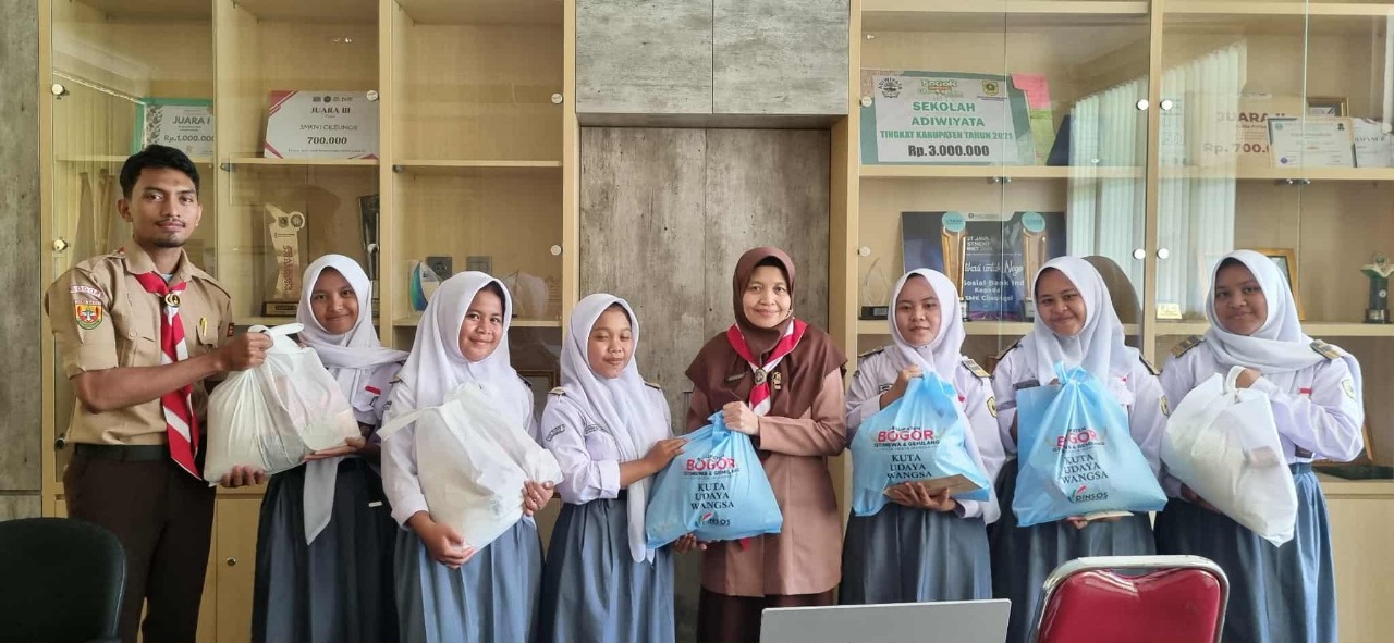 Dinsos Kabupaten Bogor Berikan Sembako untuk Orangtua hingga Murid Korban Runtuh Atap SMKN 1 Cileungsi