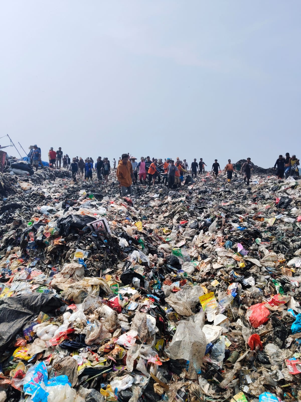 Begini Kronologi Operator Alat Berat yang Meninggal Dunia di TPAS Galuga