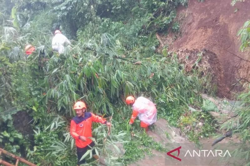 Tanah Longsor di 4 Lokasi di Sukabumi Dipicu Hujan Deras