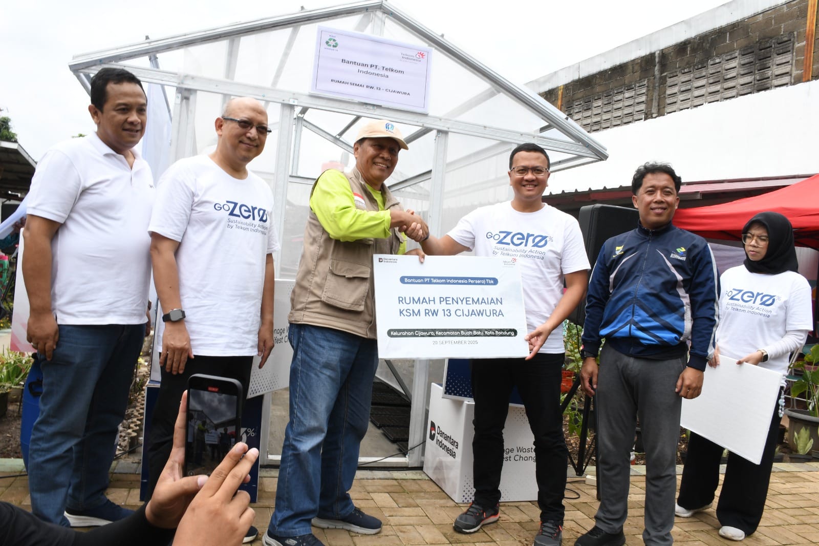 Telkom Dukung Pengelolaan Sampah Desa Cijaura Bandung Lewat Greenhouse & Tempat Sampah Organik