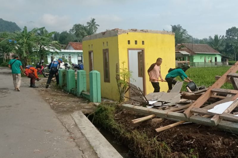 Cepat Tanggap! Pemkab Tasikmalaya Perbaiki Puluhan Rumah yang Rusak Akibat Puting Beliung