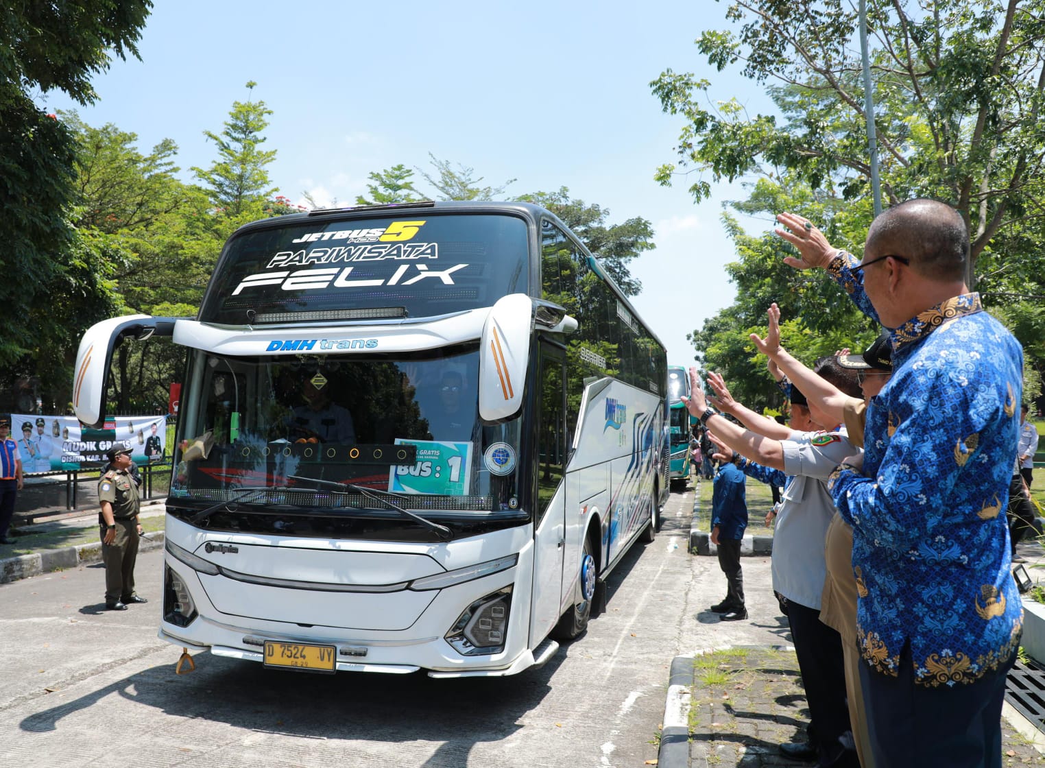 Kang DS Lepas 14 Bus Mudik Gratis, Angkut 700 Pemudik ke Jawa Tengah