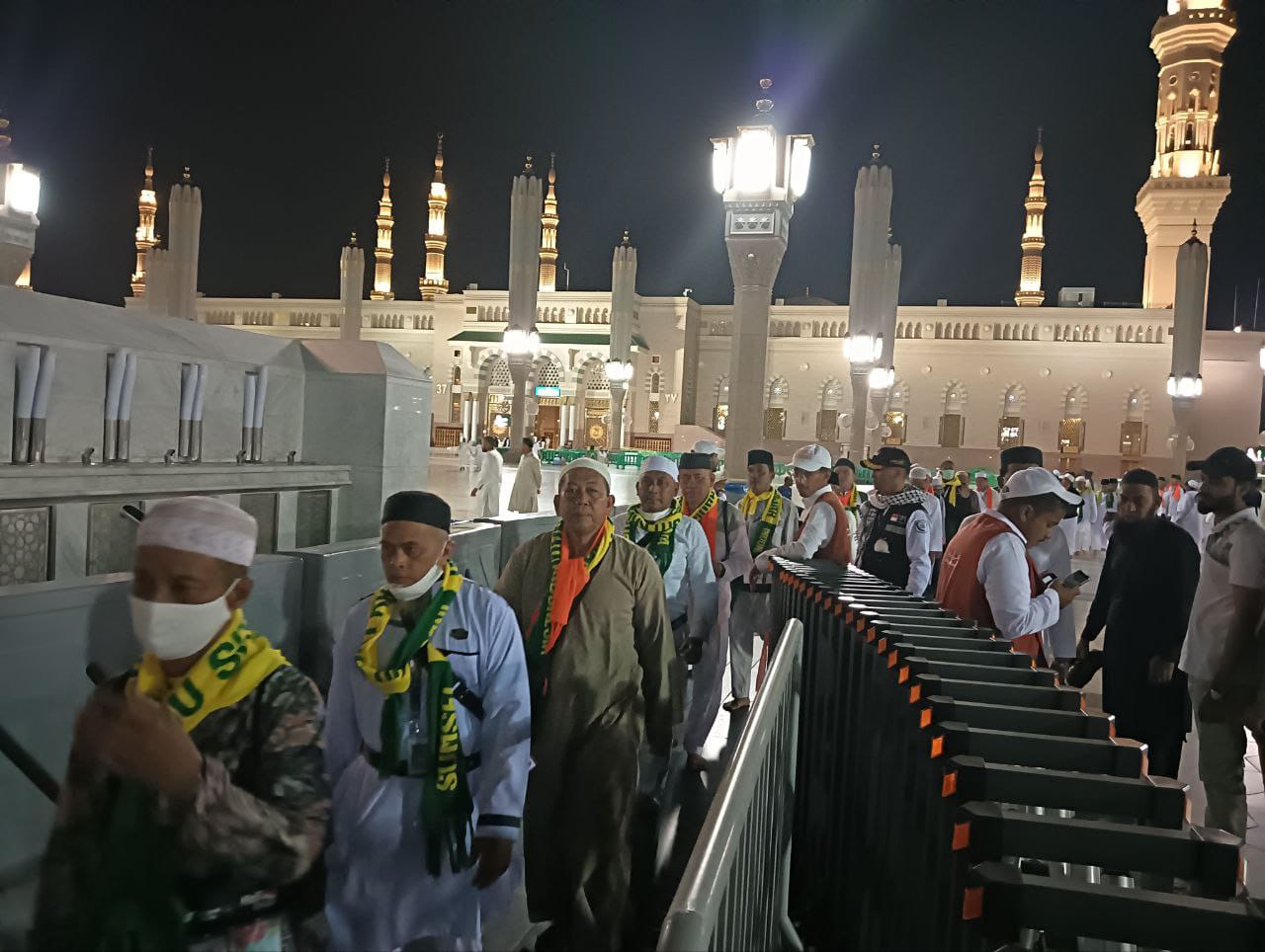 Sebagian Jemaah Haji Indonesia Memasuki Raudah di Masjid Nabawi, Madinah   