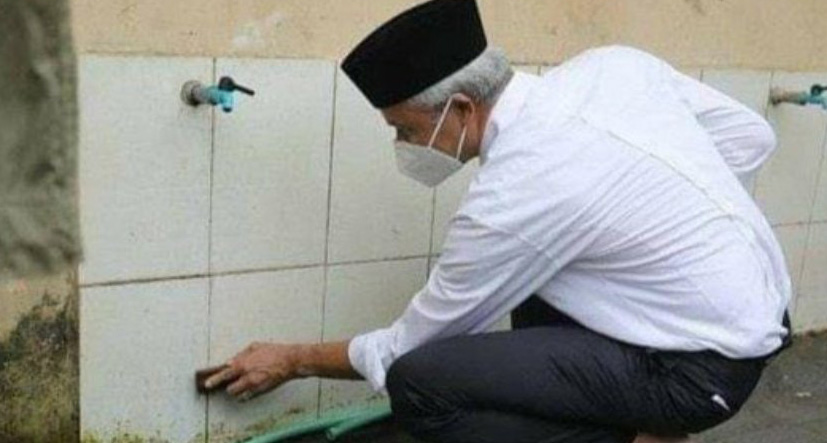 Dokter Tifa Sebut Ganjar Pranowo Tolol di Foto yang Sedang Membersihkan Tempat Wudhu