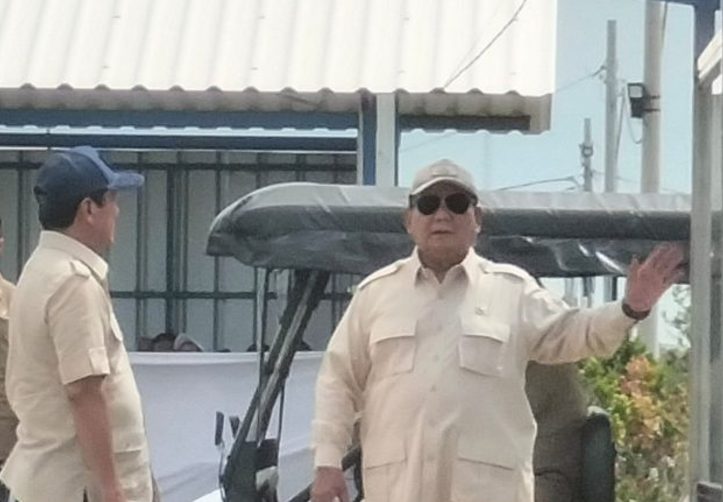 Prabowo Tebar Benih Ikan Nila di Karawang, Dukung Program Penyediaan Protein MBG