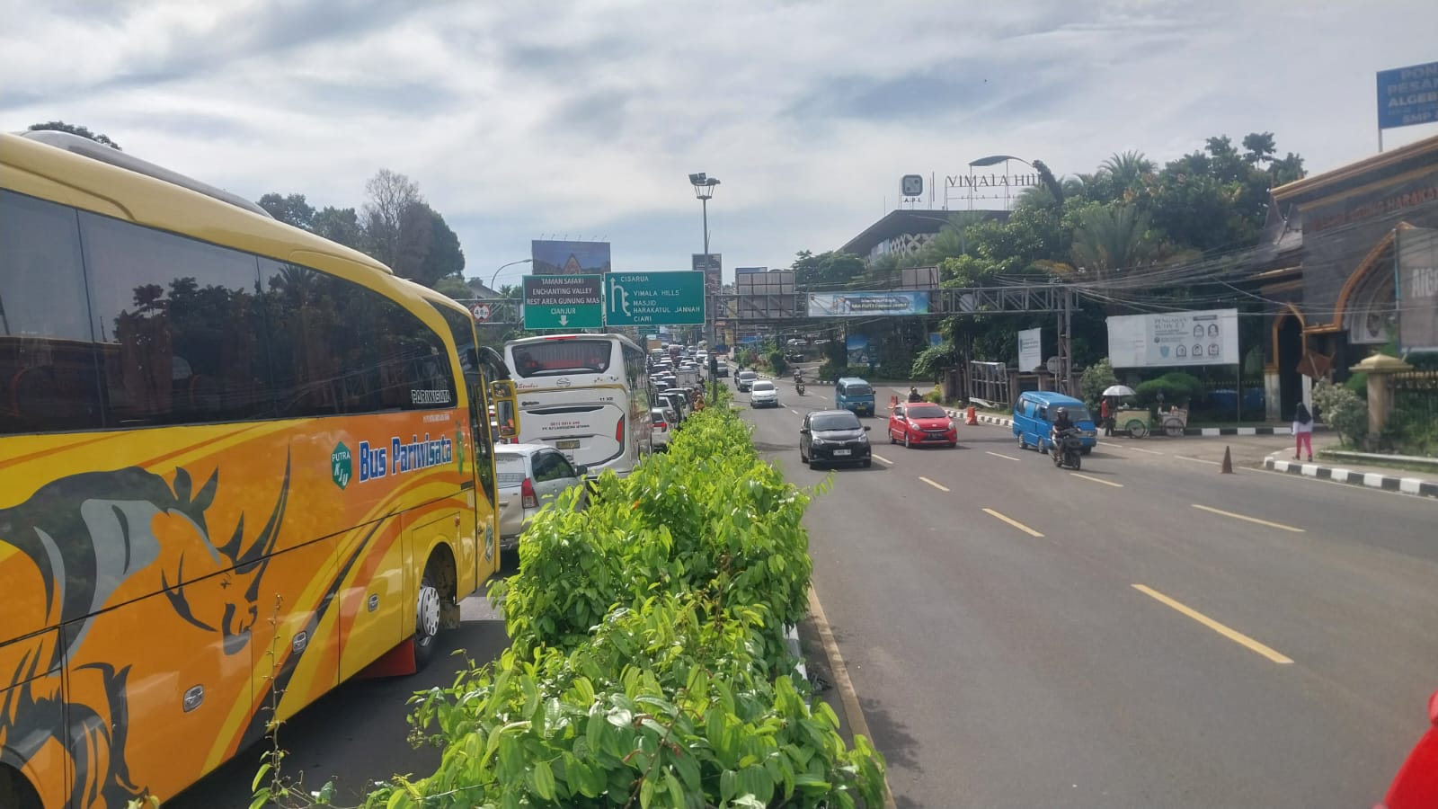 Libur Hari Raya Waisak, Arus Lalu Lintas Simpang Gadog Ramai Lancar