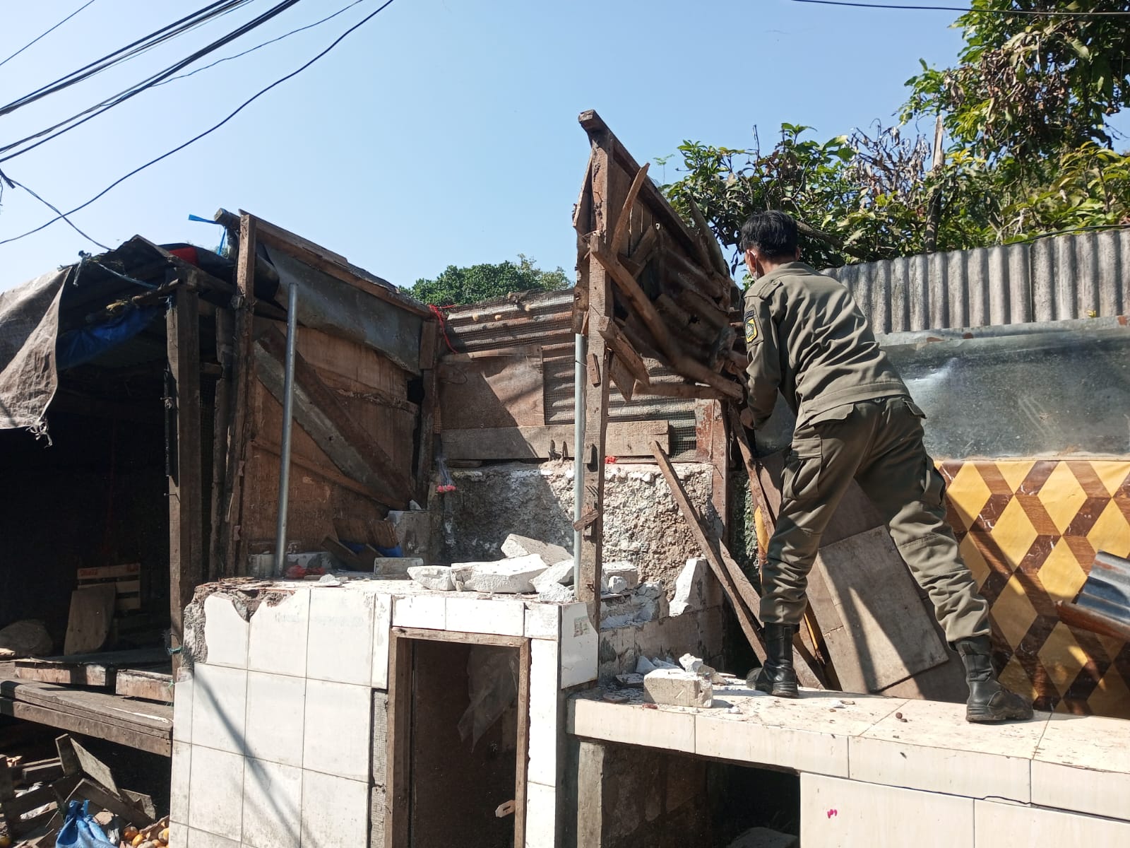 Tanpa Perlawanan, Satpol PP Kabupaten Bogor Tertibkan 130 PKL di Pasar Cisarua