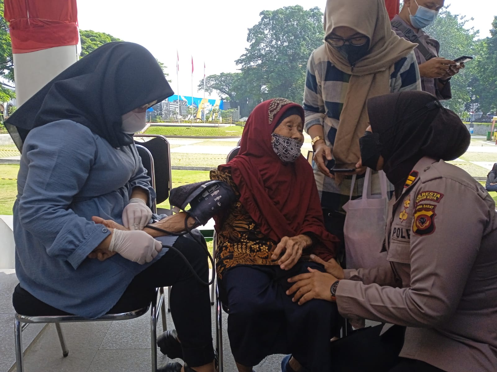 Ngotot, Nenek di Bogor Ingin Vaksin Booster