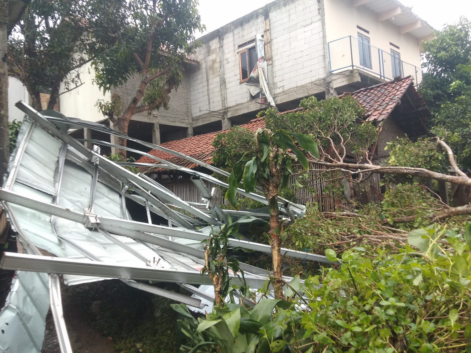Cimenyan Dihantam Musibah, Angin Puting Beliung Porak Porandakan Ratusan Rumah 