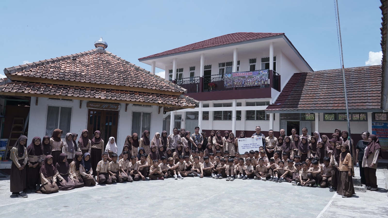 BRI Serahkan Bantuan Fisik Sekolah ke SDN 7 Kota Kulon Garut lewat Program BRI Peduli 'Ini Sekolahku'