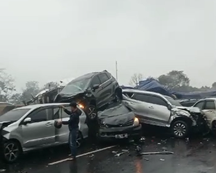 SAR Bandung Kerahkan 2 Tim Rescue ke Lokasi Kecelakaan Beruntun di Tol Cipularang