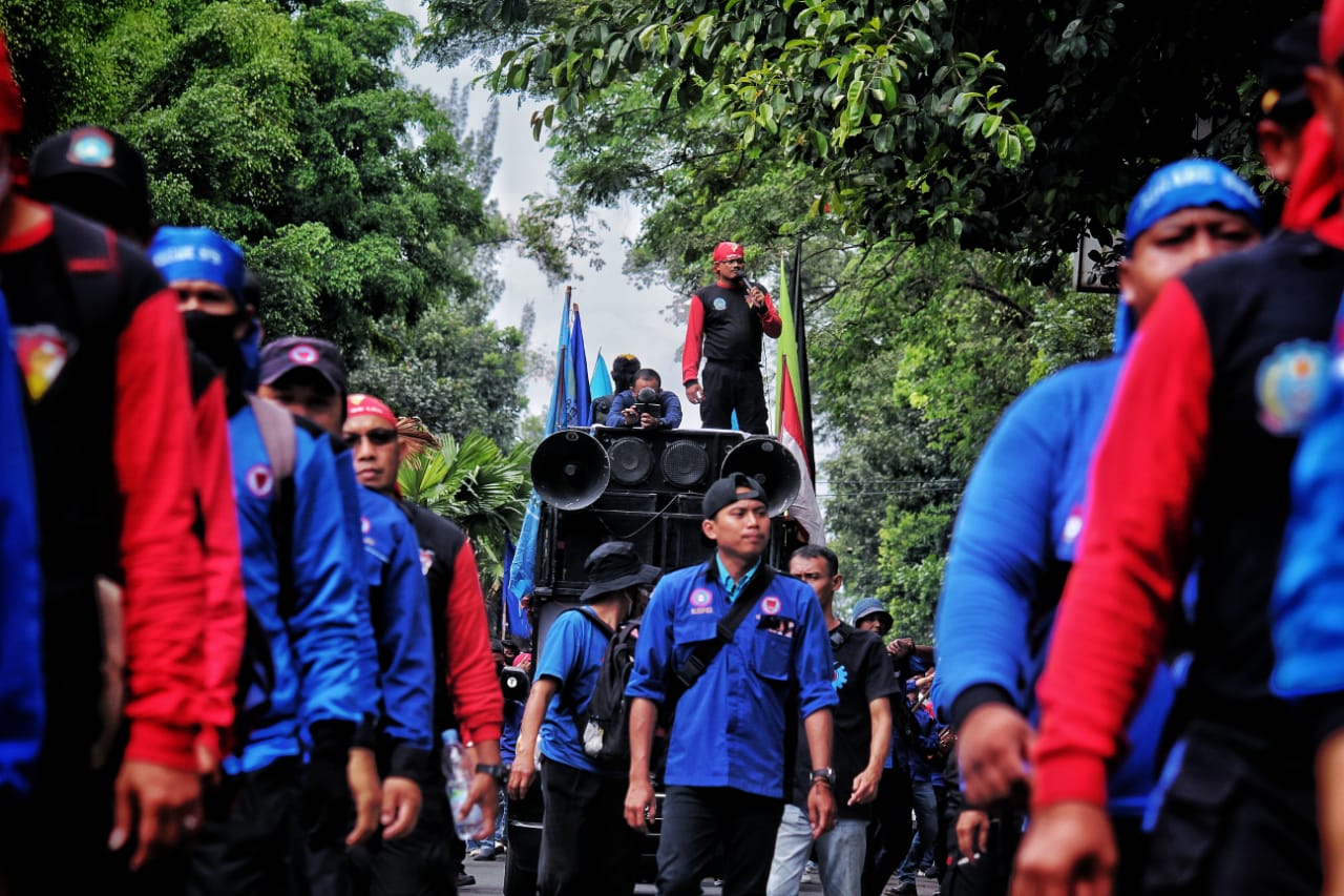 Unjuk Rasa Massa SPSI Jabar di PTUN Bandung dan Tuntutannya