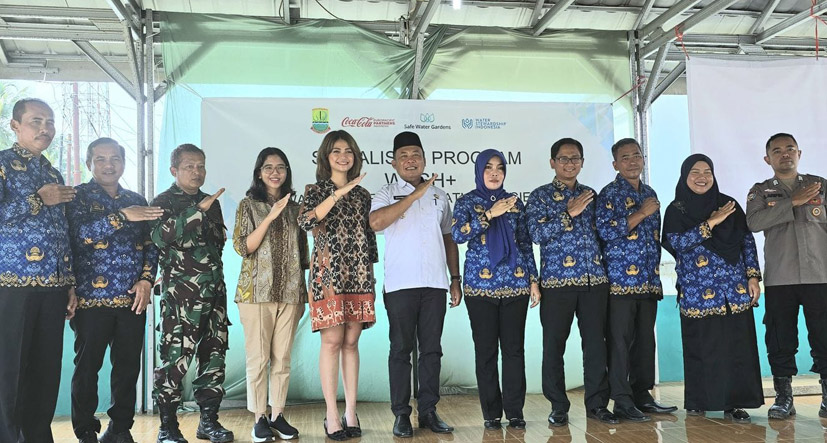 Dukung Terciptanya Akses Sanitasi Aman, CCEP Indonesia Mulai Program Safe Water Gardens di Karawang