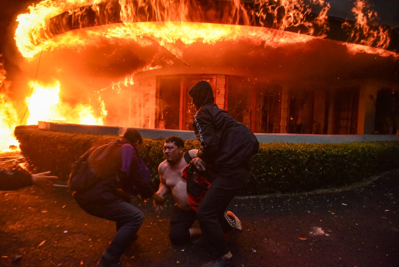 Aksi Solidaritas Memanas, Massa Bakar Rumah di Depan Gedung DPRD Jabar Milik MPR RI