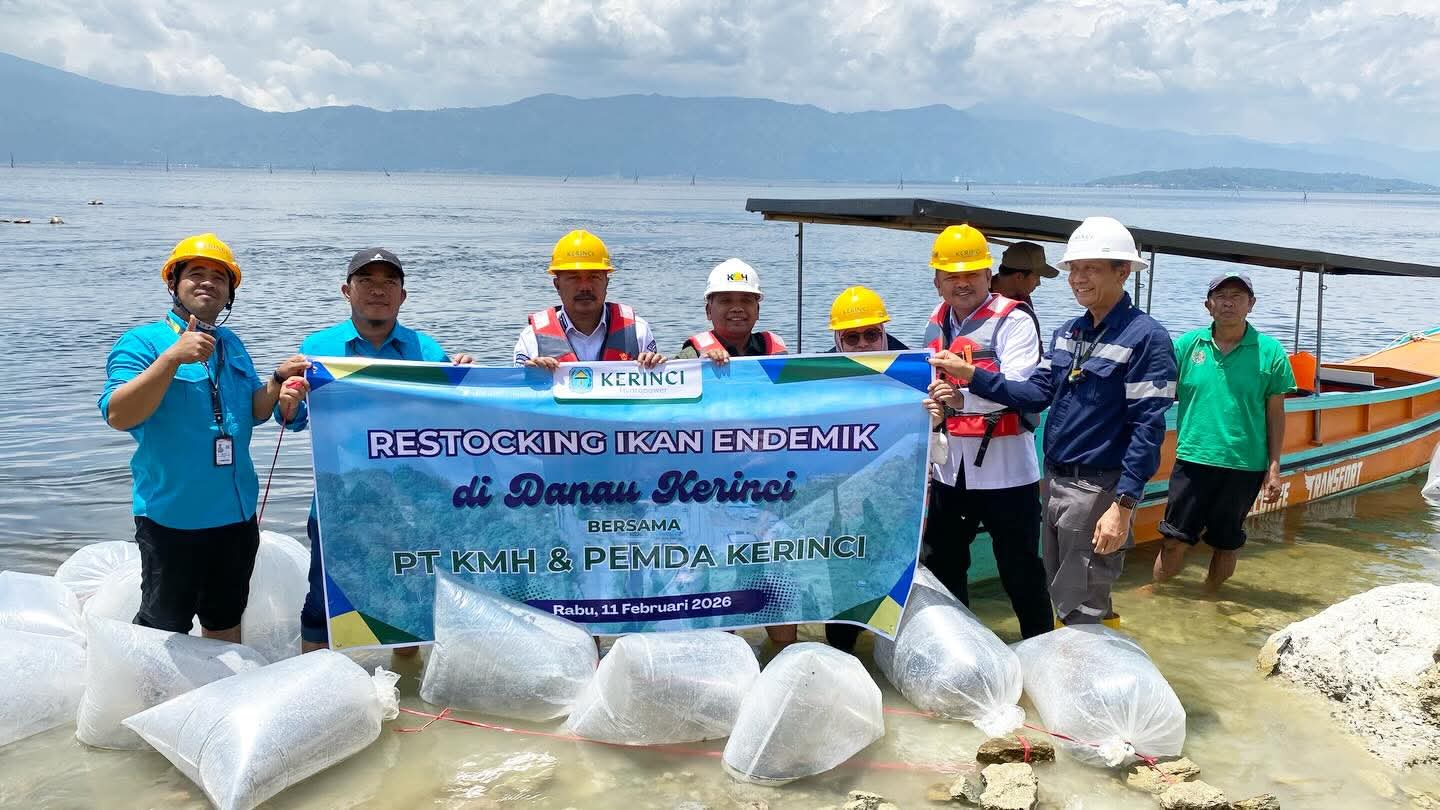 Dukung Nelayan, PT KMH Restocking Ikan Endemik di Danau Kerinci